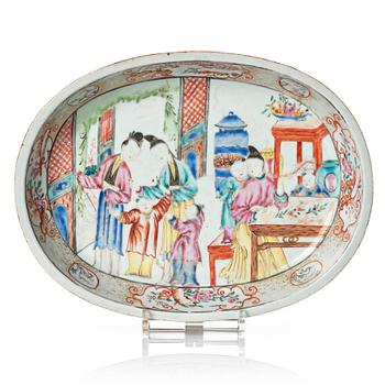 1078. A famille rose serving dish, Qing dynasty, 18th century.