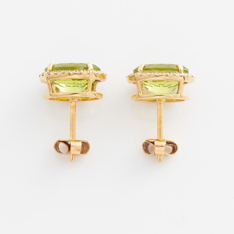 Earrings with peridot and brilliant-cut diamonds.