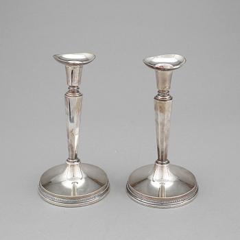 LJUSSTAKAR, ett par, silver. Erik Löfman, MGAB, Uppsala, 1973 och 1974.