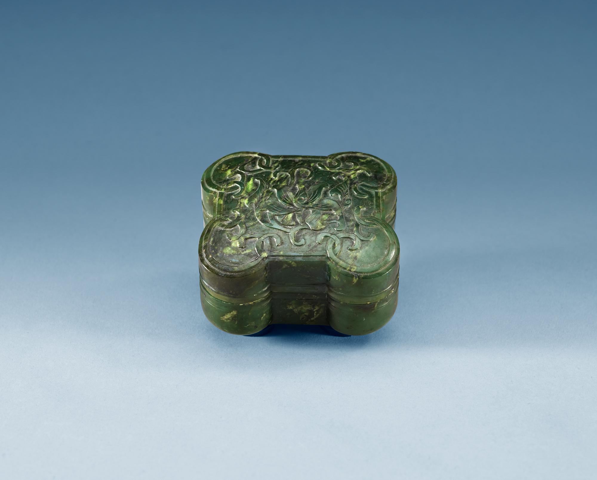A finely carved jade box with cover, Qing dynasty.