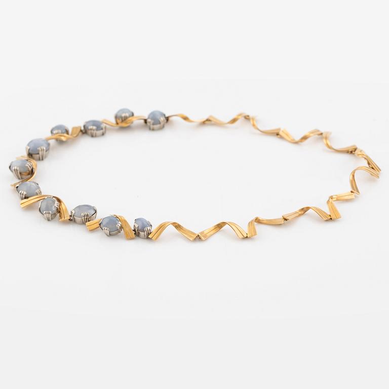 Necklace, G. Arenhill, 18K gold with star sapphires.