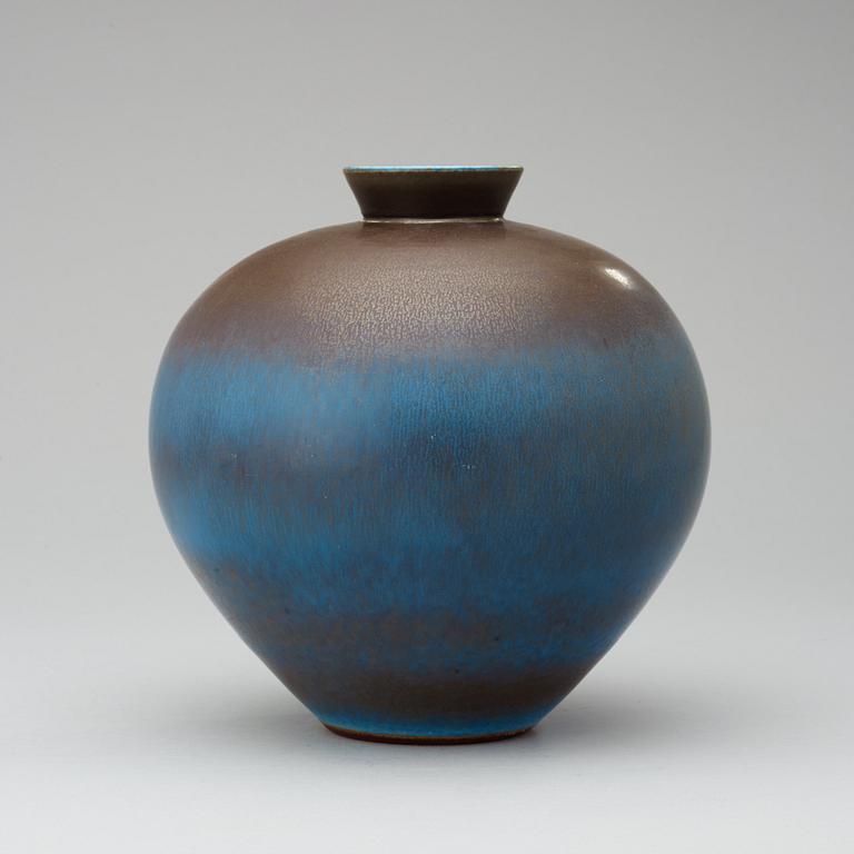 A Berndt Friberg stoneware jar, Gustavsberg Studio 1976.