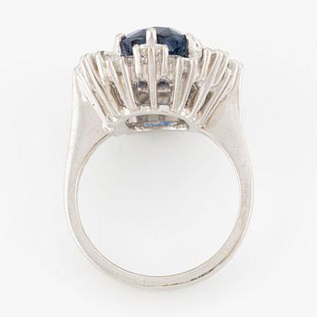 Ring in 18K white gold with a faceted sapphire and round brilliant and baguette-cut diamonds.