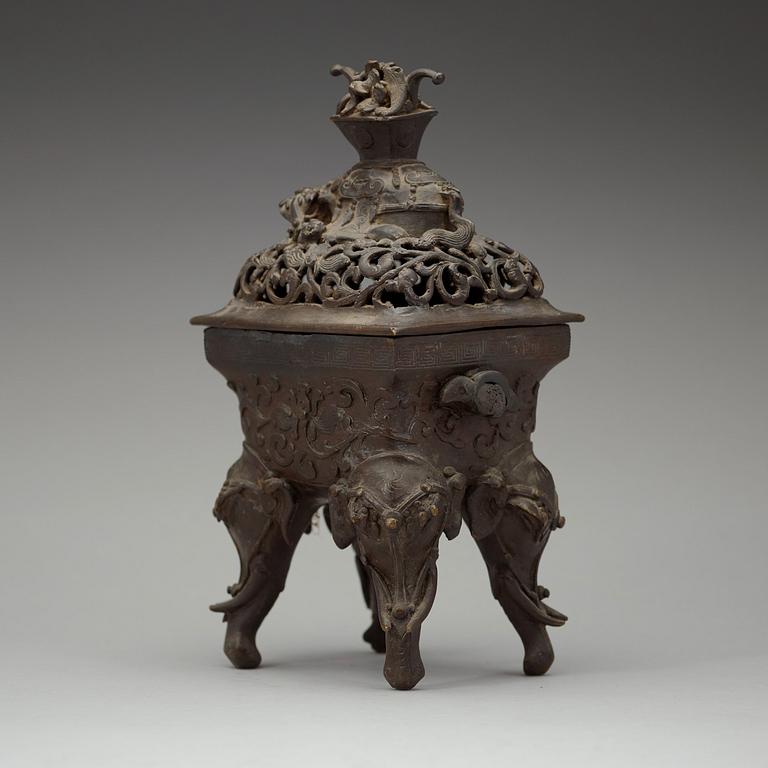 A bronze censer with cover, late Qing dynasty, 19th Century.