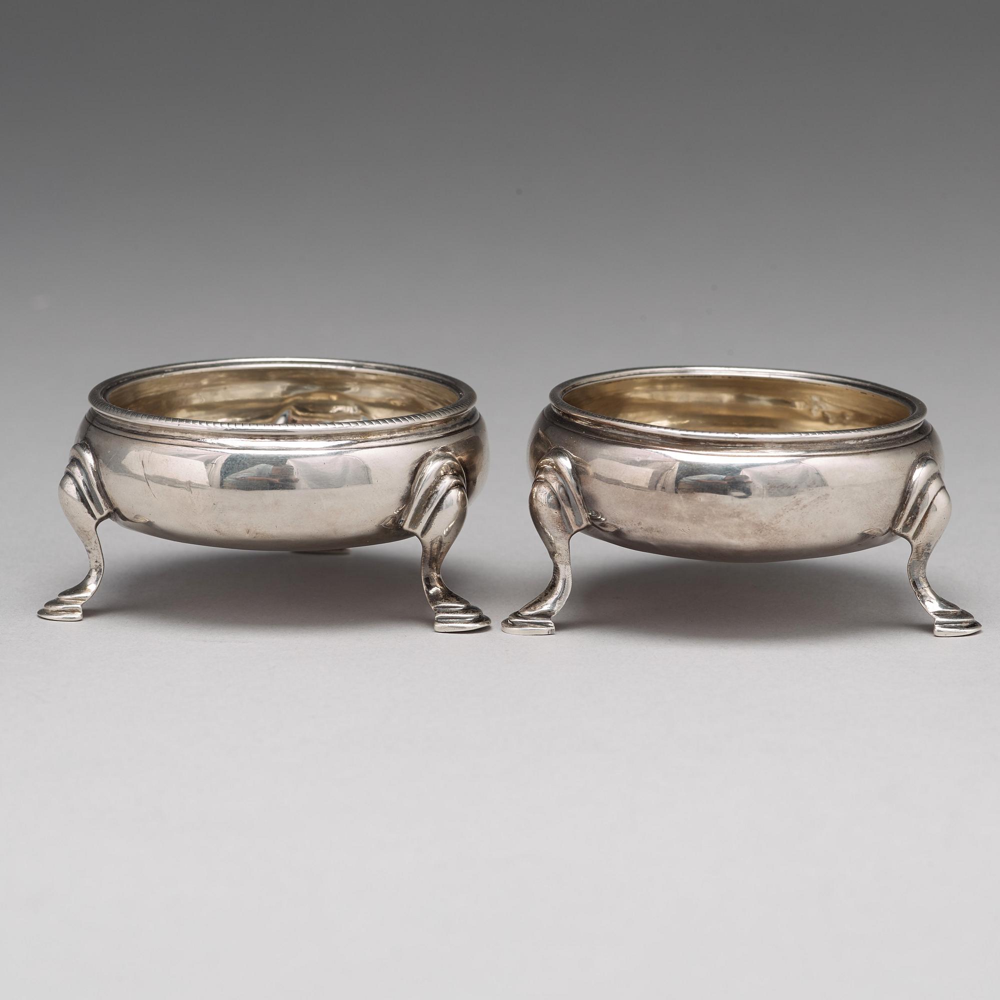 Saltkar, ett par, silver, oidentifierad mästare, London 1764.