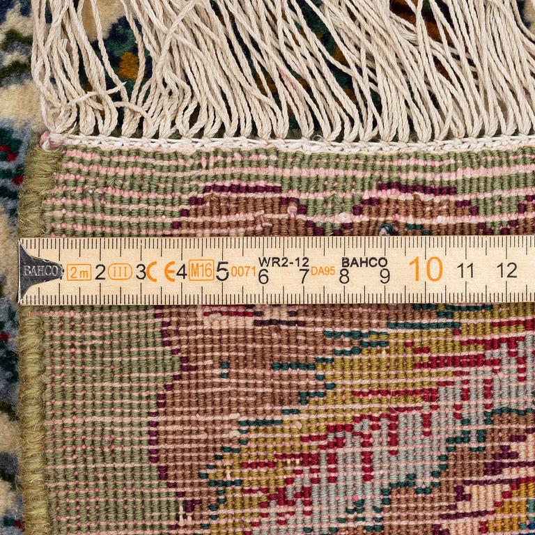 Matta, Kashmar, ca 390 x 300 cm.