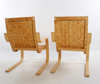 KARMSTOLAR, ett par. Design Alvar Aalto, modell 406.
