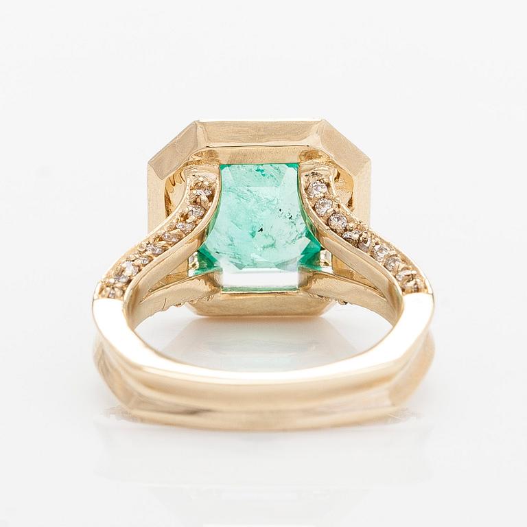 Ring, with an octagonal step-cut emerald and diamonds. Accompanied by GIA certificate.