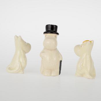 MUMIN FIGURINER, 3 st, Arabia, Finland. Design Signe Hammarsten-Jansson samt MUMIN NÄSDUK. 1950-tal.