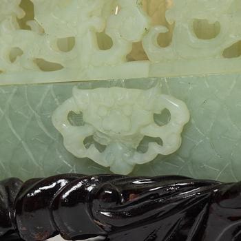 Skulptur, i form av fartyg, grön sten troligen bowenit, Kina, 1900-tal.