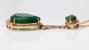 HÄNGE MED KEDJA, smaragder totalt ca 5,88 ct, diamanter totalt ca 0,50 ct.