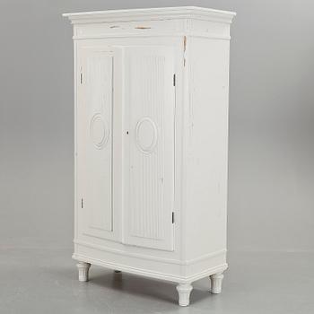 KLÄDSKÅP, gustaviansk stil, 1900-talets början.