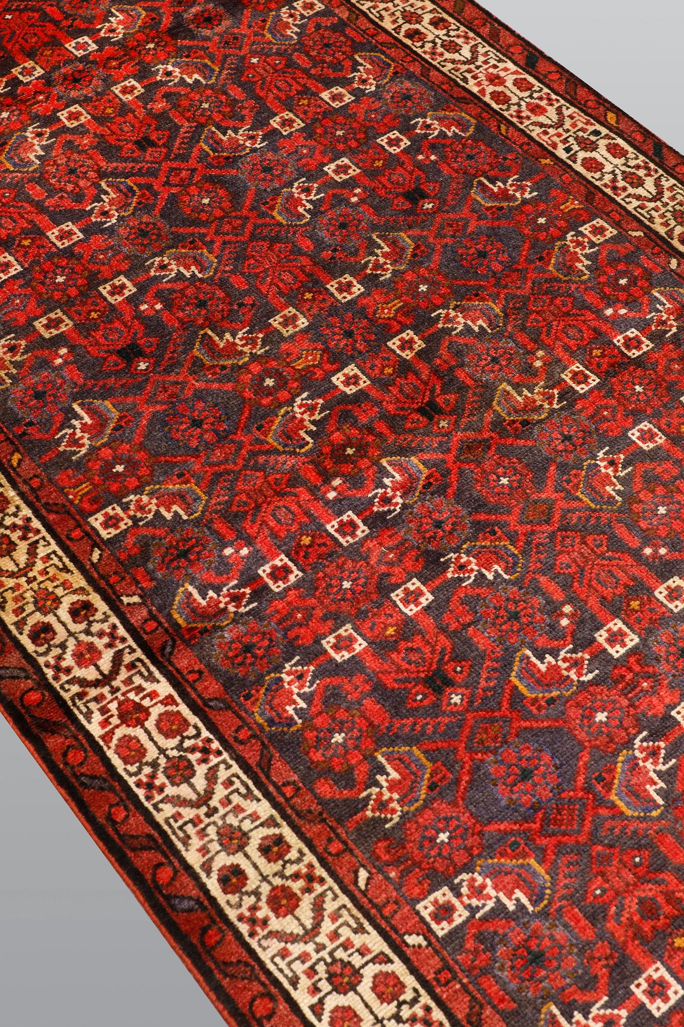 Runner, Hamadan, ca 420 x 105 cm.