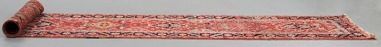MATTO, a semi-antique Heriz/Gorovan, ca 526 x 106 cm.