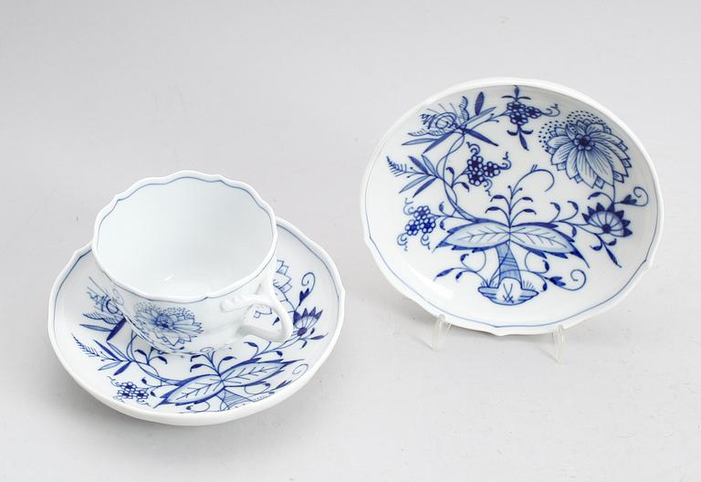 KAFFEKOPPAR MED FAT, 12 st, porslin, Meissen, 1900-talets mitt.