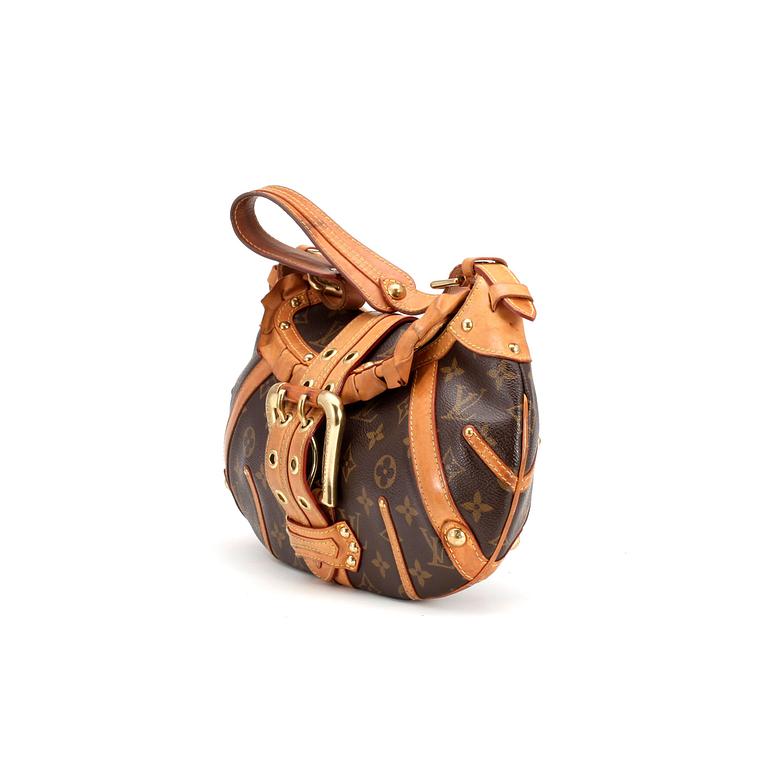 LOUIS VUITTON, a monogram canvas shoulder bag.