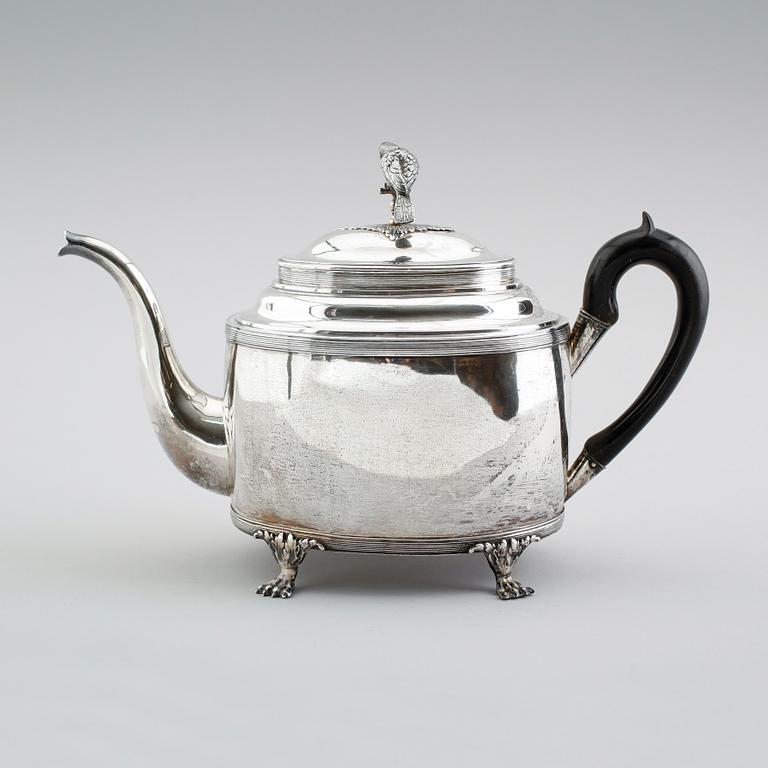 TEKANNA, silver, Gustaf Folcker, Stockholm 1820. Vikt ca 798 gram.