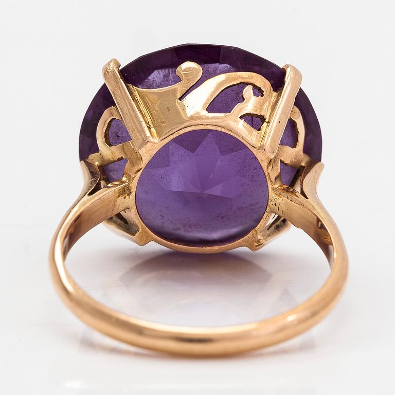 Ring, approx. 13K gold with a synthetic sapphire. Egypt.