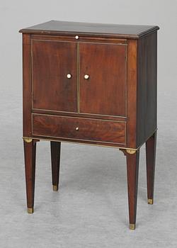 147. POTTSKÅP. Sengustavianskt.