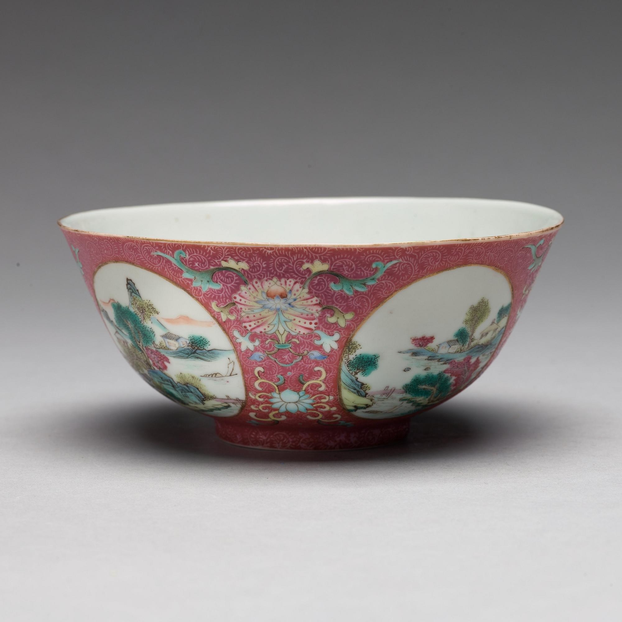 SKÅL, porslin. Qingdynastin med Qianlongs märke i rött.