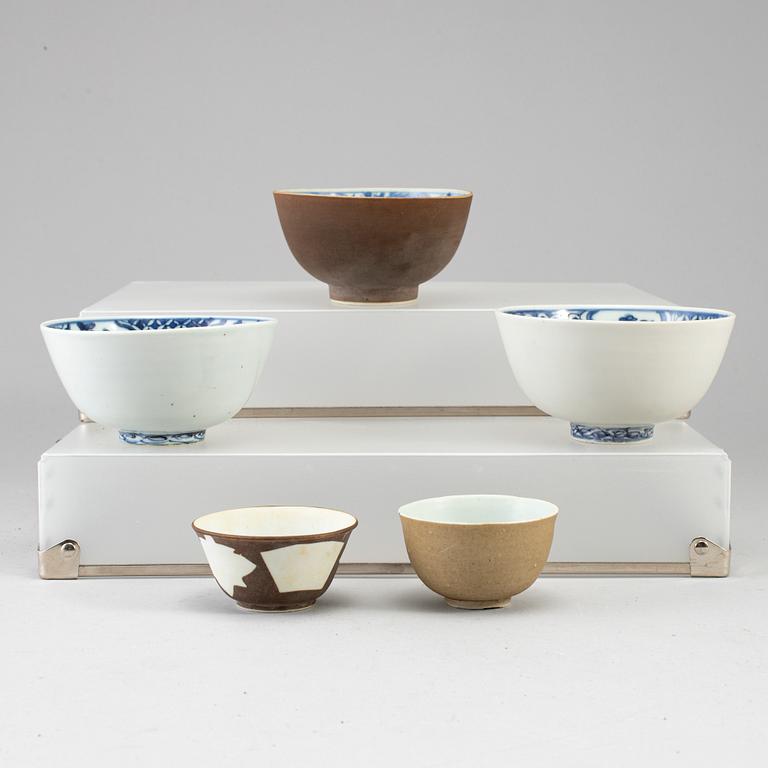 A group of five blue and white and cappuciner bowls and cups, Ming and Qing dynasty, 18th century.