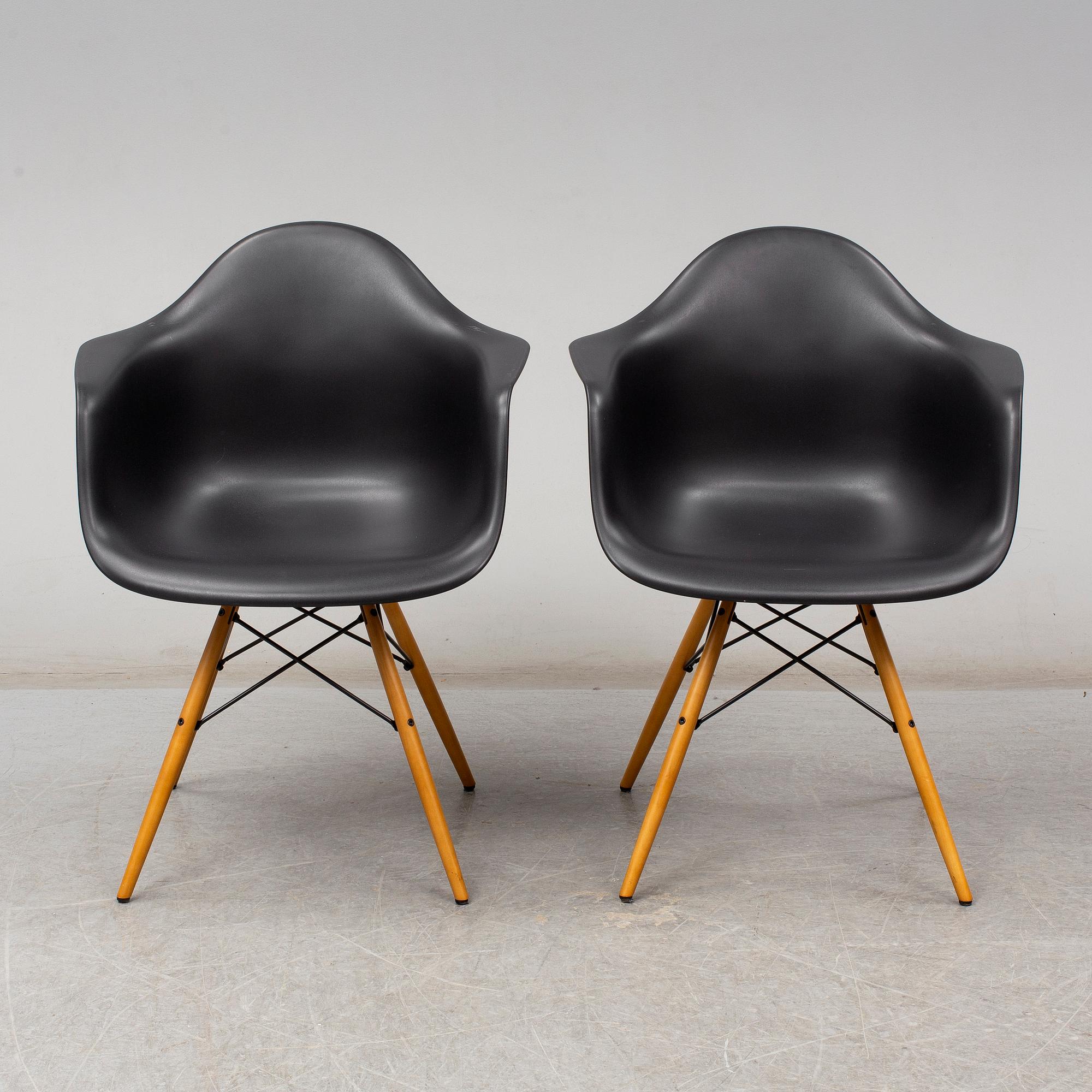 CHARLES & RAY EAMES, karmstolar, 1 par, "DAW", Vitra, 2017.