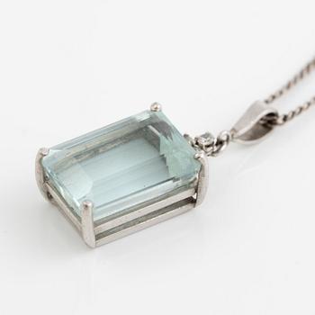 Hänge med smaragdslipad akvamarin och åttkantalsliapade diamanter, med kedja silver.