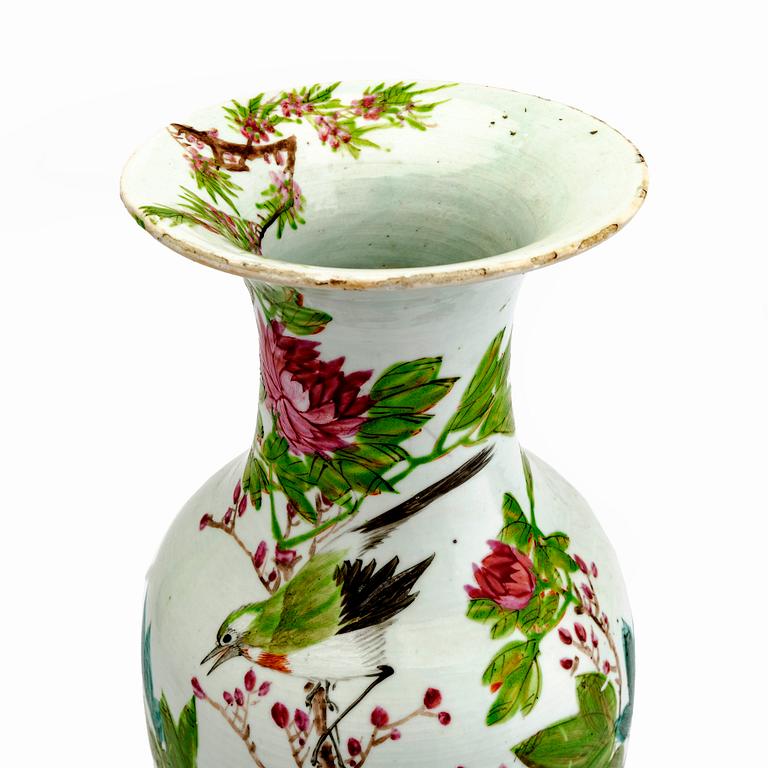 A 20ty century Chinese porcelain vase.