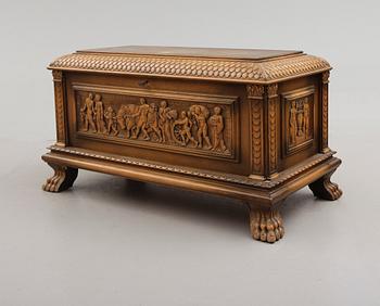 BESTICKSCHATULL, renässansstil, 1900-talets första hälft.