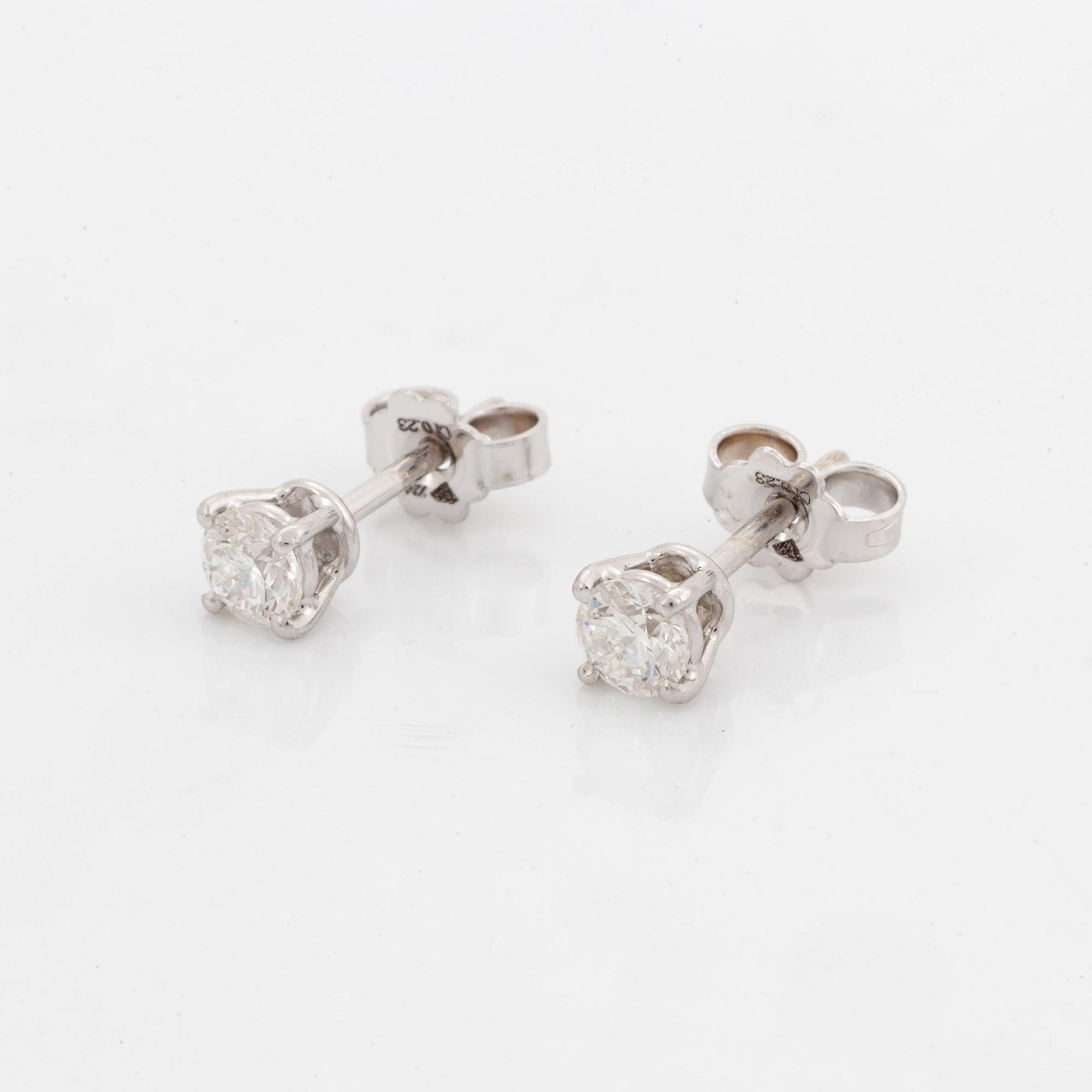 Örhängen, med briljantslipade diamanter.