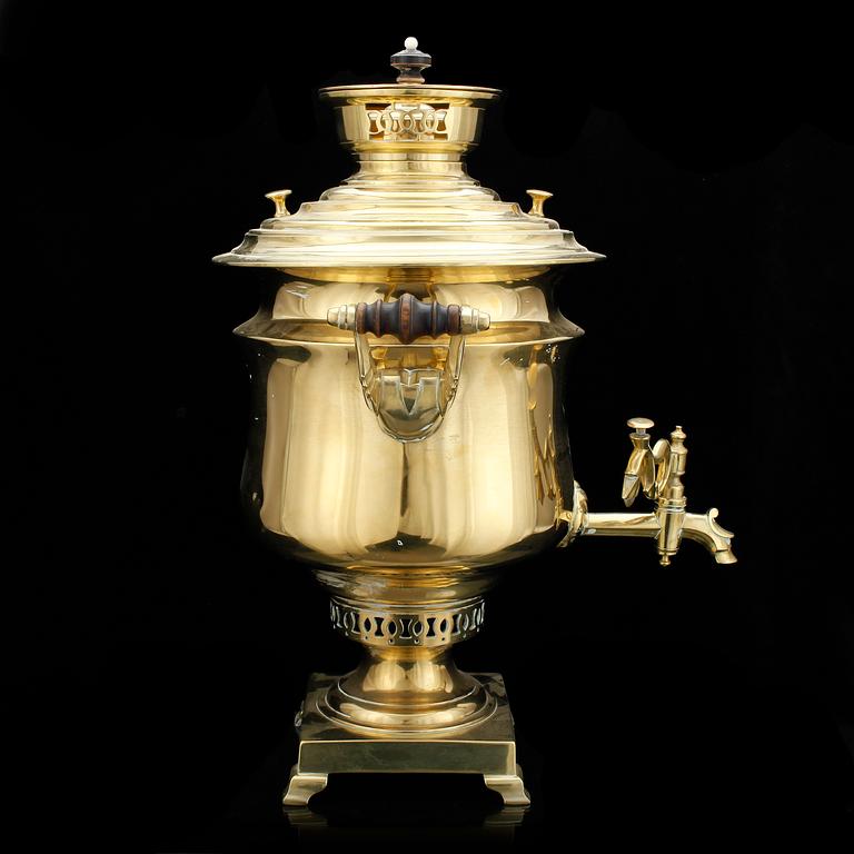 SAMOVAR på BRICKA, mässing, Ryssland, omkring sekelskiftet 1800/1900-tal.