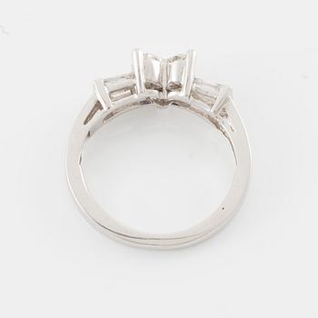 Ring 18K gold with diamonds in various cuts.