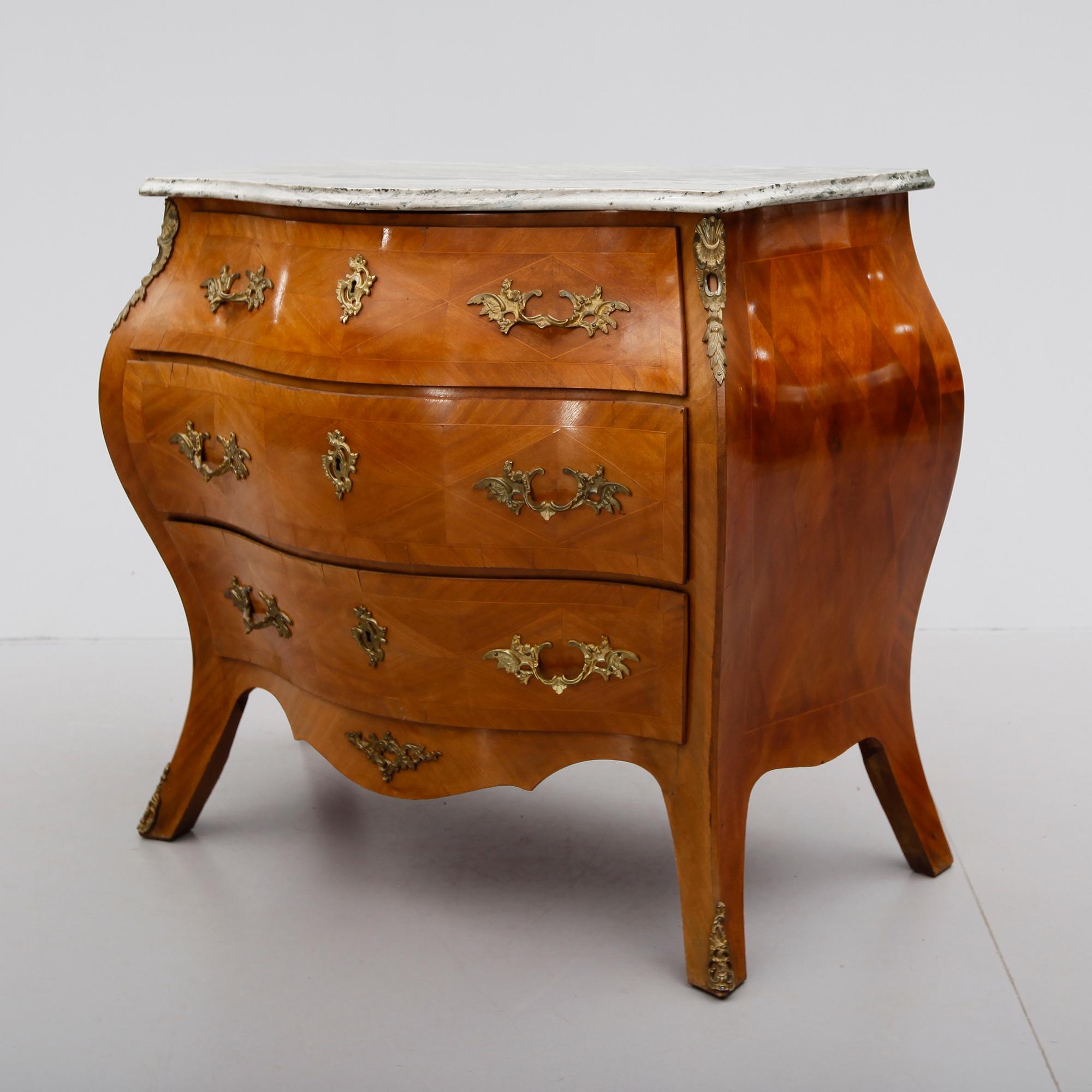 BYRÅ, rokokostil, 1900-talets mitt.