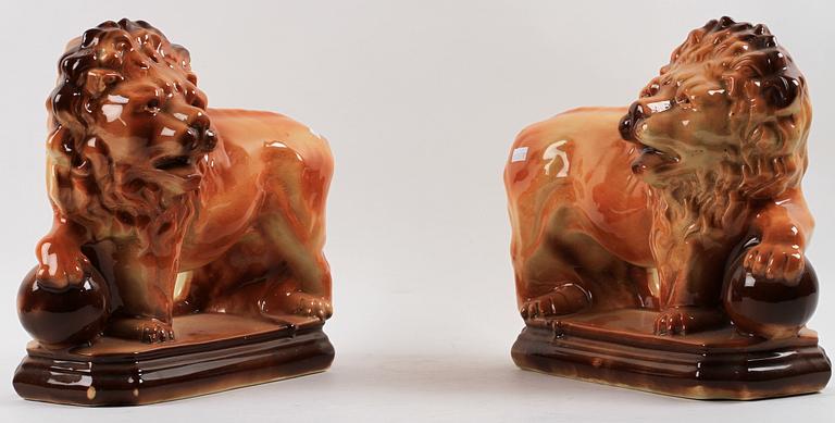 FIGURINER ett par, flintgods, 1900-talets början.