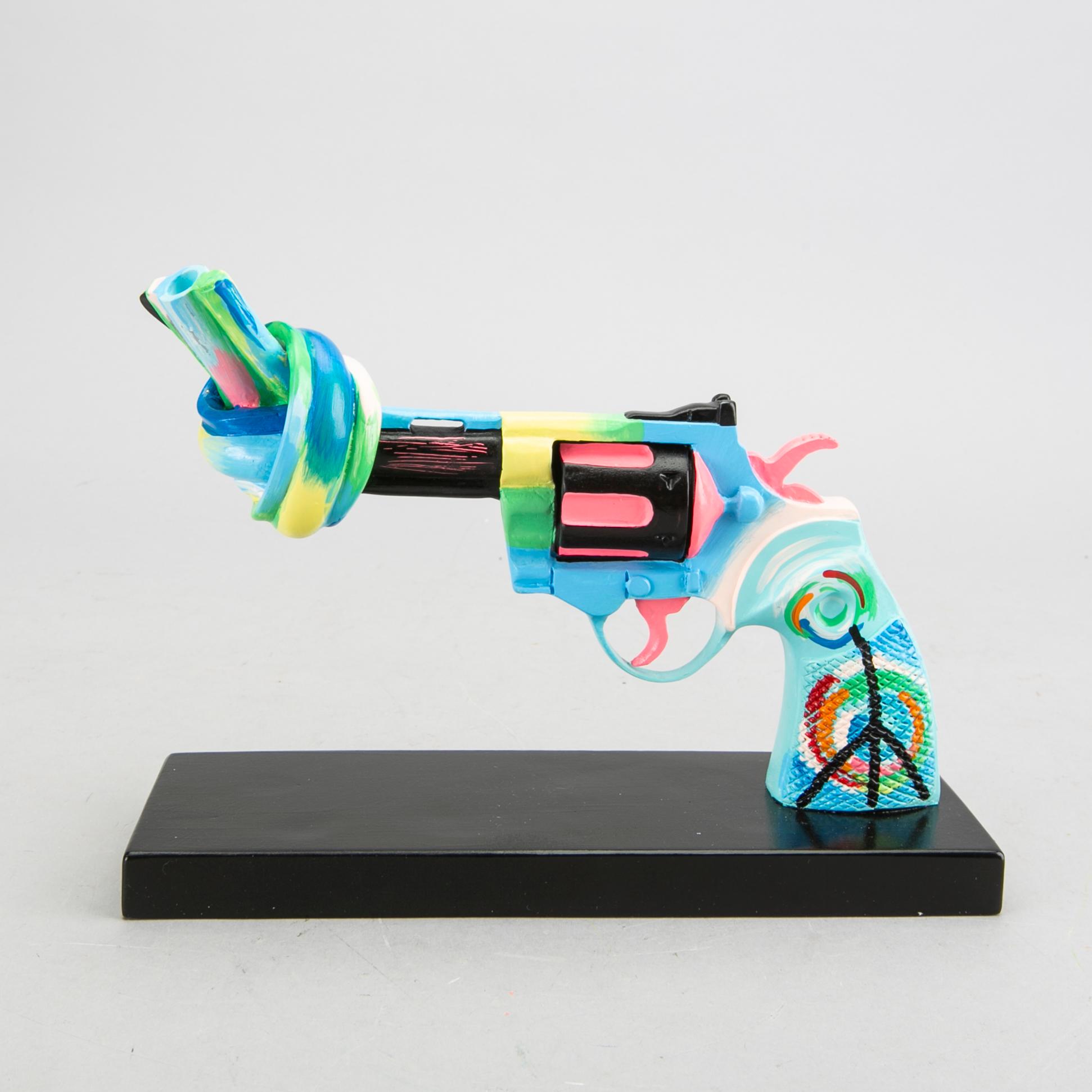 Carl Fredrik Reuterswärd,  Non-Violence Project Foundation skulptur 2012.