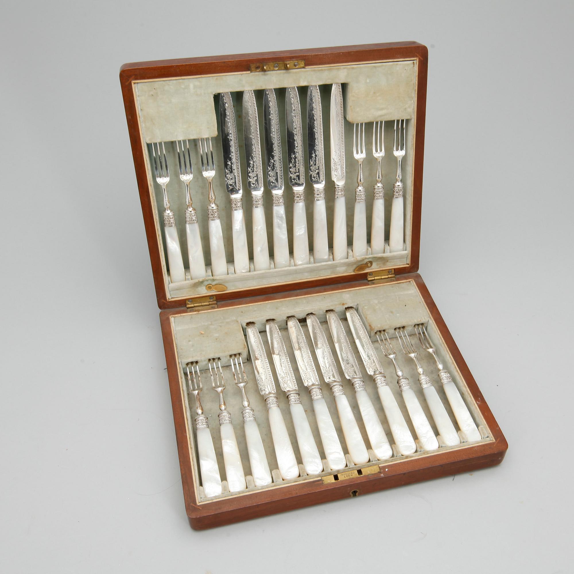 BESTICK, 24 delar, nysilver med pärlemor, England, tidigt 1900-tal.