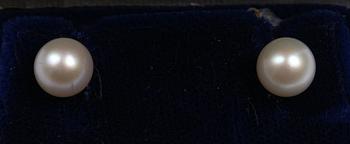 SKJORTKNAPPAR, ett par, 18 K guld samt pärlor, Stockholm, 1962.