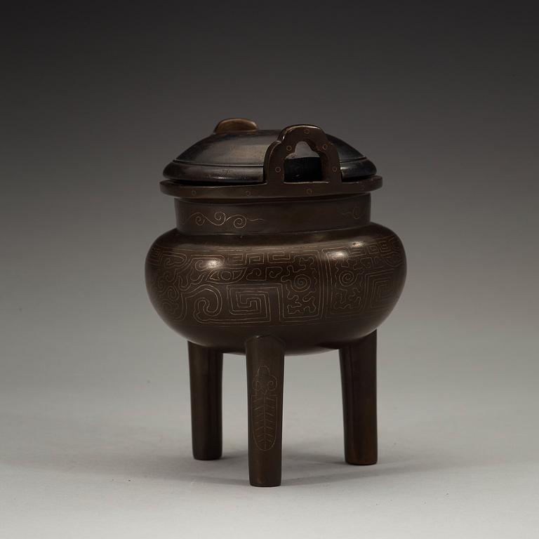 A bronze tripod censer, Qing dynasty (1644-1912).