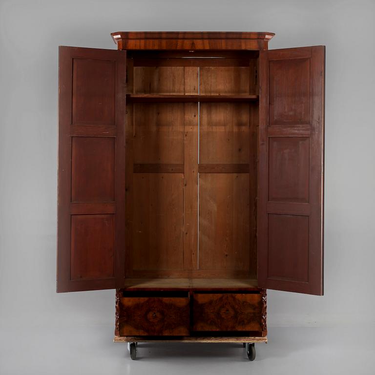 LINNESKÅP, nyrenässans, 1800-talets senare del.