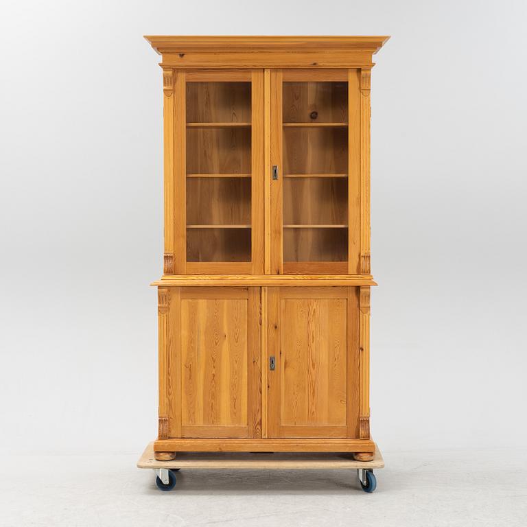 Bokskåp, nyrenässans, 1900-tal.