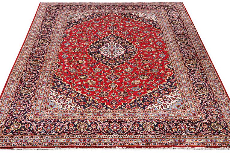 A carpet, Kashan, ca 357 x 245 cm.