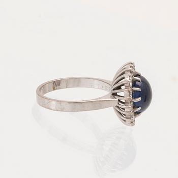 Ring 18K vitguld med cabochonslipad safir samt briljantslipade diamanter.