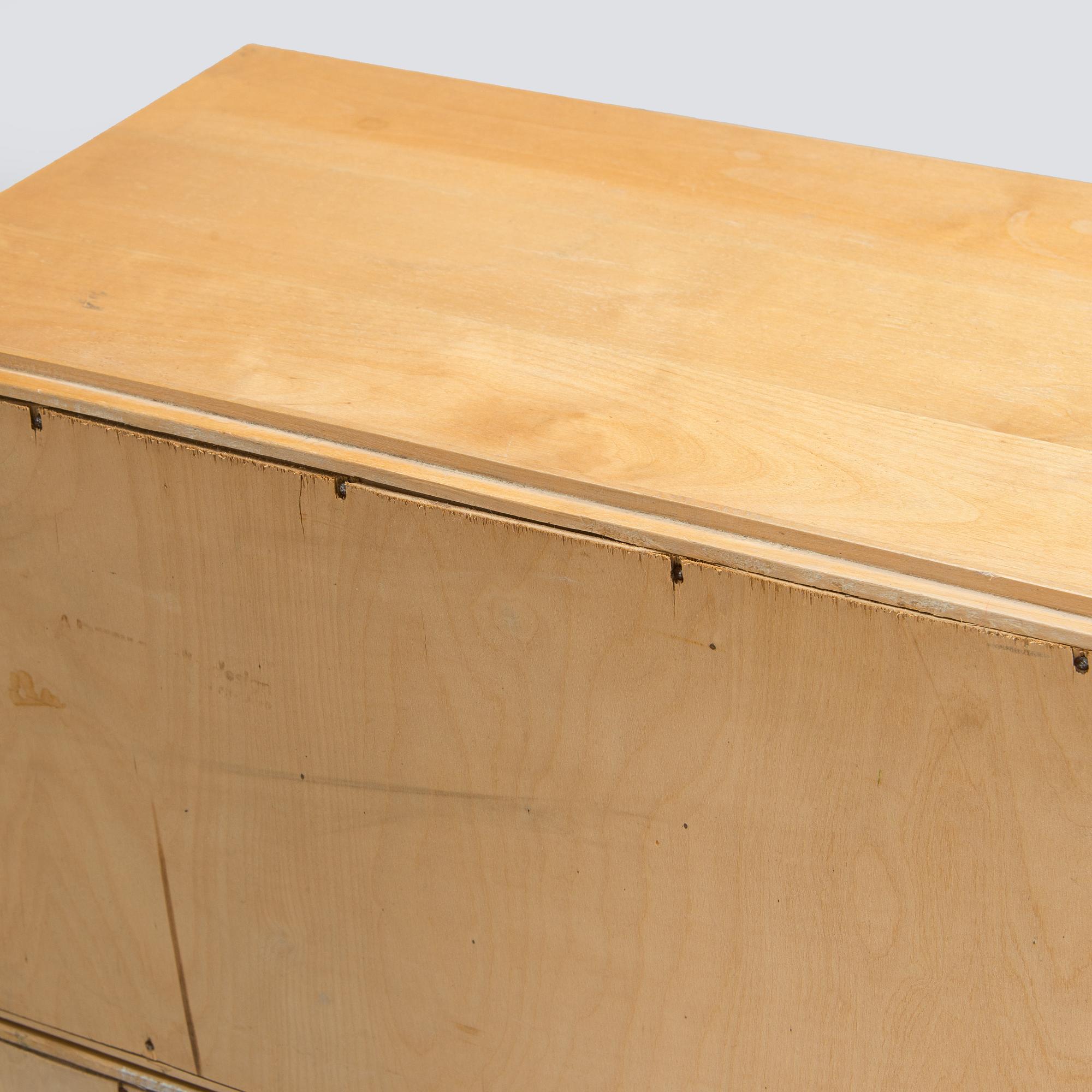 Aino Aalto, kaappi, malli 808 ja vitriini, malli 214 O.Y. Huonekalu- ja Rakennustyötehdas A.B. 1950-luvun alku.