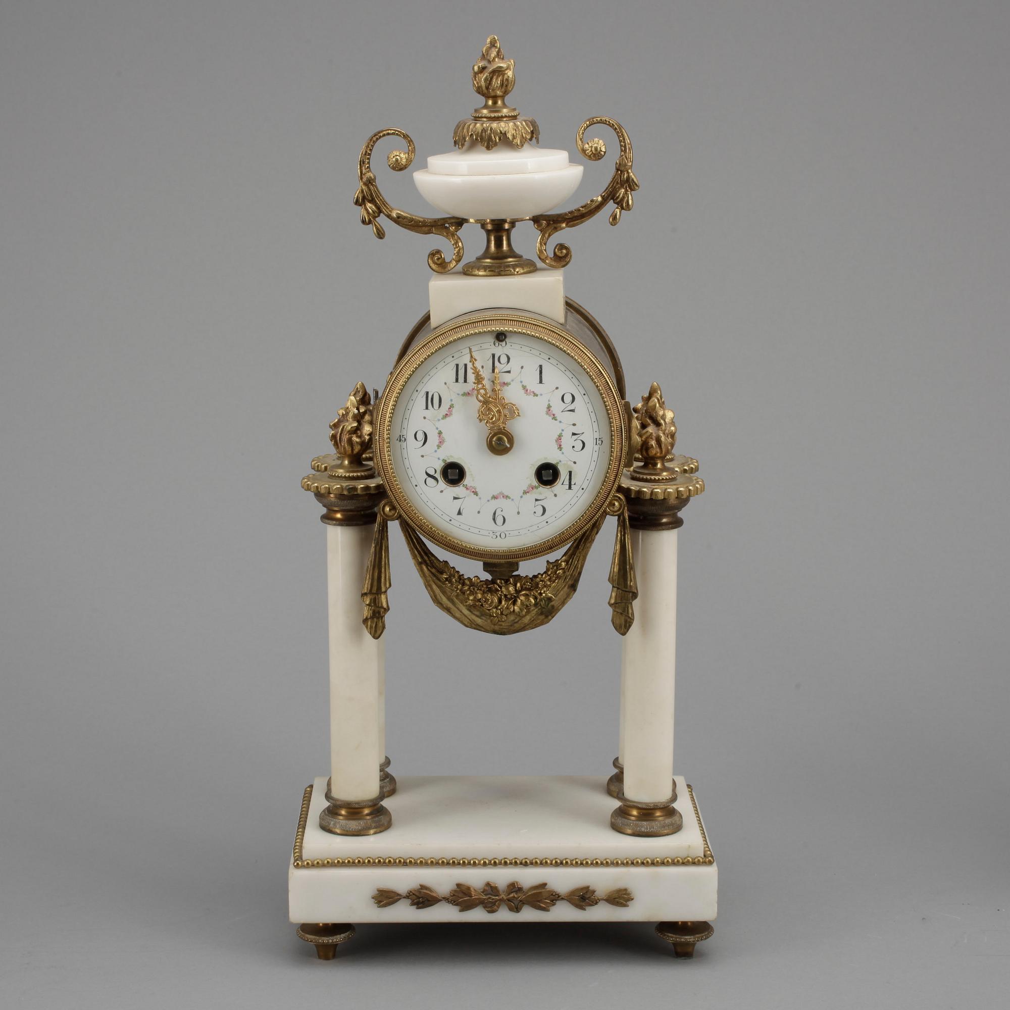 BORDSPENDYL samt KANDELABRAR, 1+2, Louis XVI-stil, Frankrike, omkring 1900.