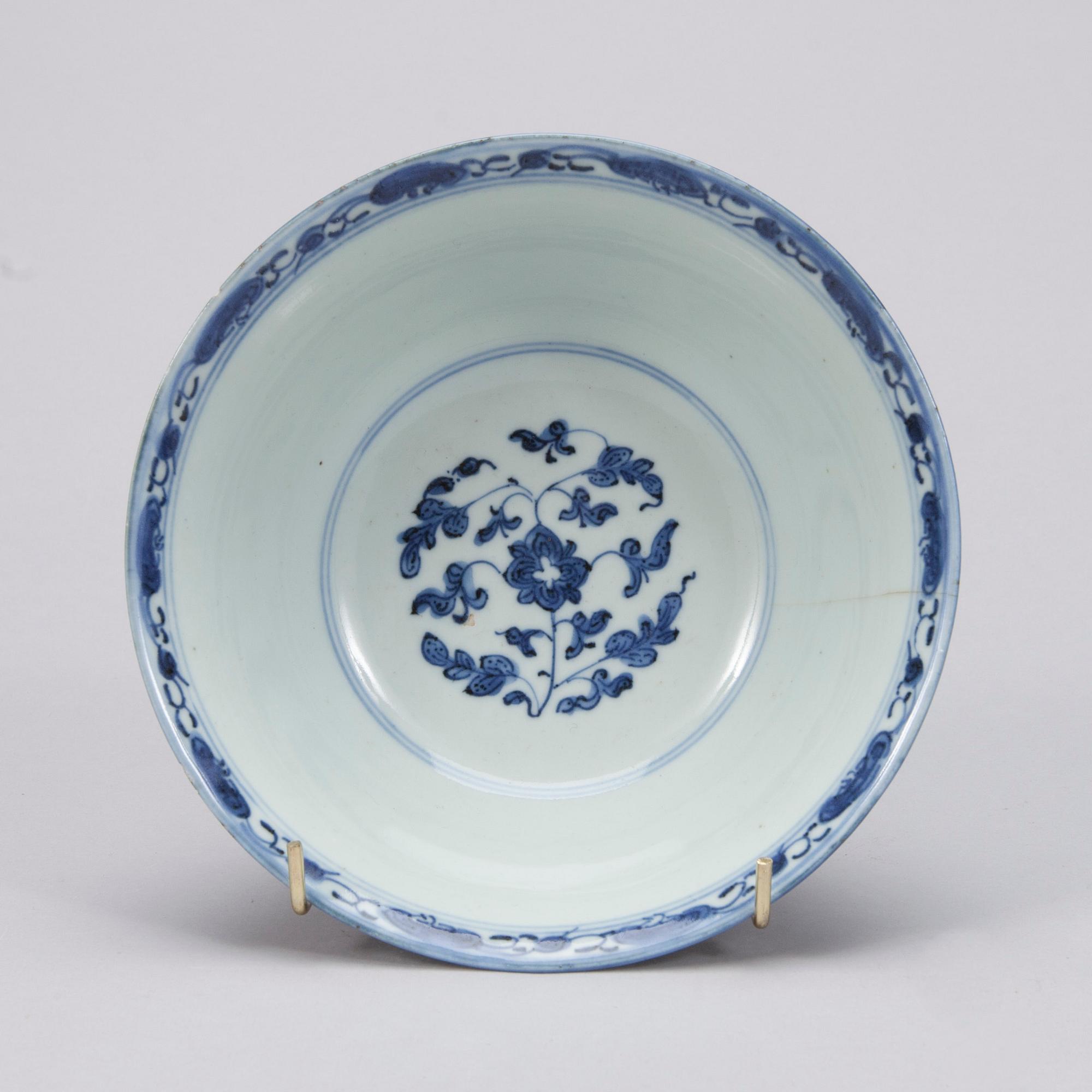 KRUKOR, 3 st och SKÅL, porslin, Kina 1800-talets slut.