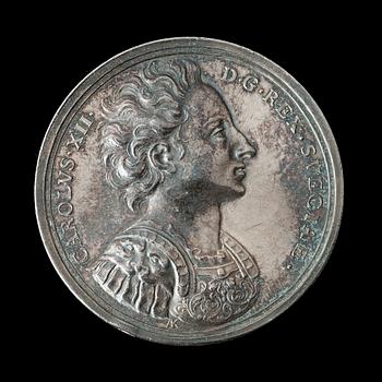 MEDALJ. Karl XII i anledning av freden i Altranstadt 1706. Utförd av A. Karlsteen 1704. Silver 5,2 cm 62,3 g.