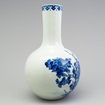 A Chinese porcelain blue and white vase, 20th century.