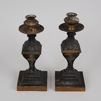 LJUSSTAKAR, ett par, målad plåt, 1800-talets mitt.