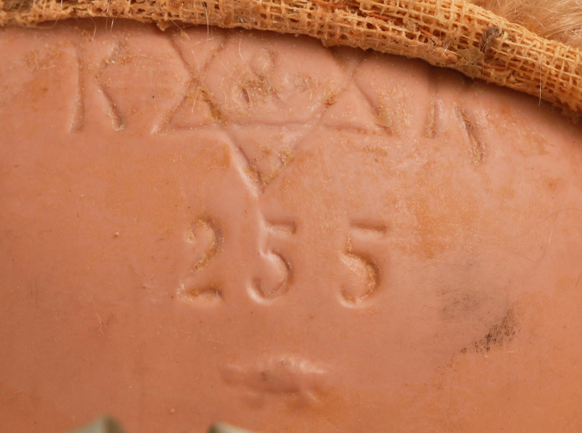 DOCKOR, 2 st. Kämmer & Reinhardt mm. Kläder medföljer. Culluloid mm. Sekelskiftet 1800/1900.