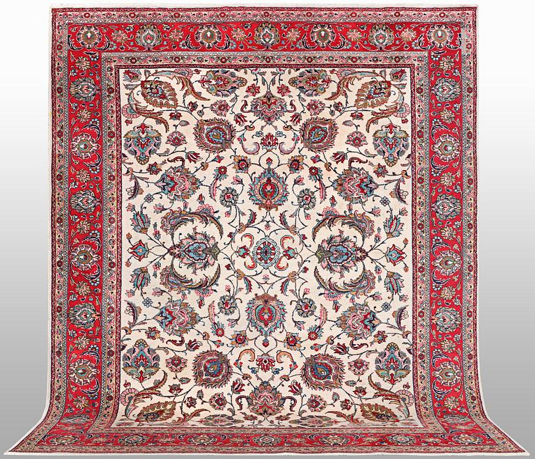 A carpet, Sarouk, ca 397 x 298 cm.